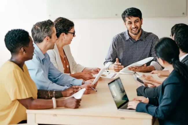 O perfil do empreendedor vai além da ideia. Descubra as competências-chave (da resiliência à literacia financeira) essenciais para criar e escalar o seu negócio.