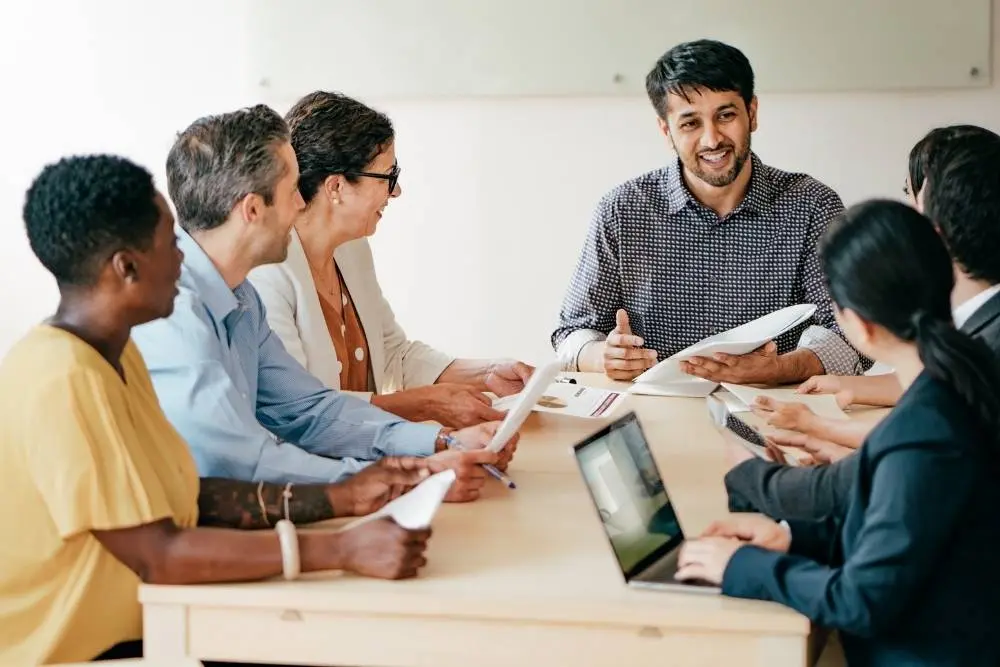 O perfil do empreendedor vai além da ideia. Descubra as competências-chave (da resiliência à literacia financeira) essenciais para criar e escalar o seu negócio.